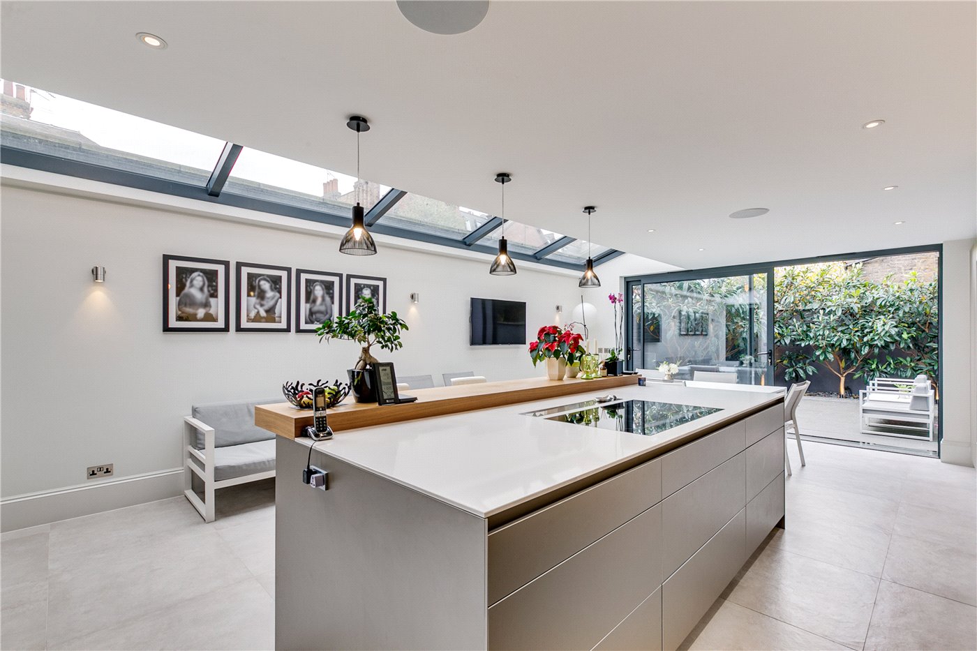 New Kings Road, Fulham/Parsons Green, London, SW6
